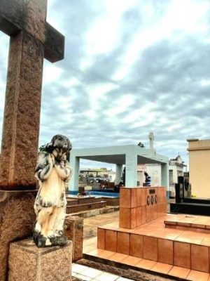 O Ministério Público do Amazonas, por meio da 2ª Promotoria de Justiça de Maués, emitiu uma recomendação formal direcionada à Secretaria Municipal de Obras e aos administradores dos cemitérios públicos do município para que se tomem medidas quanto à realização de sepultamentos sem a devida certidão de óbito. A medida visa combater a prática ilegal, que tem gerado uma série de processos judiciais envolvendo registros tardios de óbito e práticas criminosas, como fraudes previdenciárias.