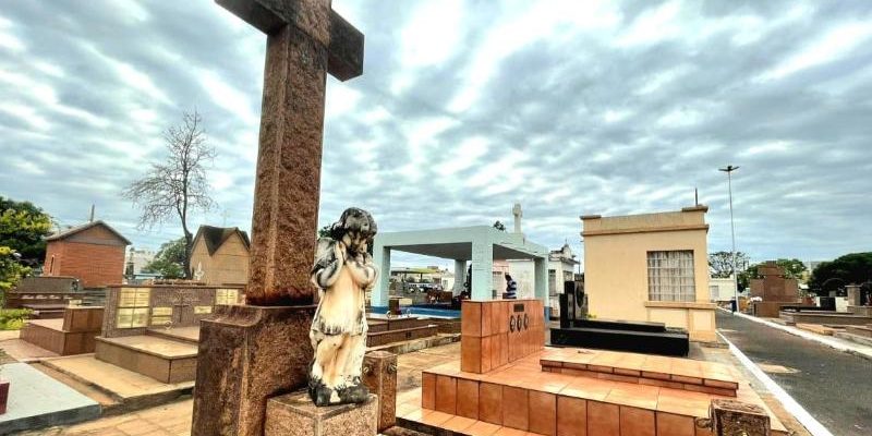 O Ministério Público do Amazonas, por meio da 2ª Promotoria de Justiça de Maués, emitiu uma recomendação formal direcionada à Secretaria Municipal de Obras e aos administradores dos cemitérios públicos do município para que se tomem medidas quanto à realização de sepultamentos sem a devida certidão de óbito. A medida visa combater a prática ilegal, que tem gerado uma série de processos judiciais envolvendo registros tardios de óbito e práticas criminosas, como fraudes previdenciárias.