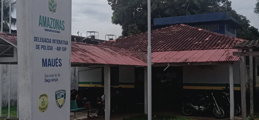 A Polícia Civil do Amazonas (PC-AM), por meio da 48ª Delegacia Interativa de Polícia (DIP) de Maués (a 276 quilômetros de Manaus), com ação integrada com a Polícia Militar do Amazonas (PMAM), prendeu em flagrante, na segunda-feira (07), um homem, de 21 anos, por lesão corporal culposa e porte ilegal de arma de fogo de uso restrito contra a sua companheira, de 17 anos. A prisão foi efetuada no município.