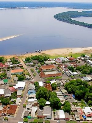 Representantes do Ministério Público do Amazonas (MPAM) e da Secretaria de Estado de Justiça, Direitos Humanos e Cidadania (Sejusc-AM) participaram de uma reunião para definir medidas voltadas à melhoria no atendimento a pessoas em situação de vulnerabilidade no município de Maués. O encontro reuniu o promotor de Justiça Aramis Pereira Júnior e a chefe de gabinete da Secretaria Executiva de Políticas para as Mulheres (SEPM), Rafaela Travizani. A pauta incluiu propostas para ampliar a articulação entre os órgãos da rede de apoio, revisar os procedimentos adotados no Serviço de Apoio à Mulher, Idoso e Criança (Samic) e estabelecer reuniões interinstitucionais com frequência definida. Uma das preocupações apresentadas foi a localização atual do Samic, considerada um fator que dificulta o deslocamento das vítimas. “Isso deve restabelecer a proximidade com o público-alvo e otimizar os atendimentos”, afirmou o promotor, ao mencionar a possibilidade de retorno do serviço para dentro da Delegacia de Polícia. Entre as ações discutidas estão também a capacitação dos profissionais responsáveis pelo atendimento, a melhoria da comunicação com o público atendido e o envolvimento de órgãos como as secretarias municipais de Saúde e Assistência Social, o Tribunal de Justiça do Amazonas (TJAM) e as forças policiais. As propostas discutidas fazem parte das diretrizes conduzidas pela SEPM, por meio da secretária executiva Sylan Picanço, com apoio da secretária estadual da Sejusc, Jussara Pedrosa, em parceria com o MPAM.