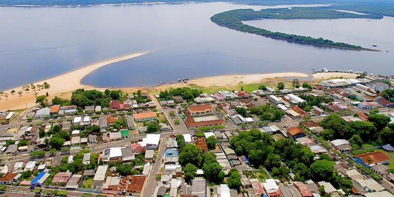 Representantes do Ministério Público do Amazonas (MPAM) e da Secretaria de Estado de Justiça, Direitos Humanos e Cidadania (Sejusc-AM) participaram de uma reunião para definir medidas voltadas à melhoria no atendimento a pessoas em situação de vulnerabilidade no município de Maués. O encontro reuniu o promotor de Justiça Aramis Pereira Júnior e a chefe de gabinete da Secretaria Executiva de Políticas para as Mulheres (SEPM), Rafaela Travizani. A pauta incluiu propostas para ampliar a articulação entre os órgãos da rede de apoio, revisar os procedimentos adotados no Serviço de Apoio à Mulher, Idoso e Criança (Samic) e estabelecer reuniões interinstitucionais com frequência definida. Uma das preocupações apresentadas foi a localização atual do Samic, considerada um fator que dificulta o deslocamento das vítimas. “Isso deve restabelecer a proximidade com o público-alvo e otimizar os atendimentos”, afirmou o promotor, ao mencionar a possibilidade de retorno do serviço para dentro da Delegacia de Polícia. Entre as ações discutidas estão também a capacitação dos profissionais responsáveis pelo atendimento, a melhoria da comunicação com o público atendido e o envolvimento de órgãos como as secretarias municipais de Saúde e Assistência Social, o Tribunal de Justiça do Amazonas (TJAM) e as forças policiais. As propostas discutidas fazem parte das diretrizes conduzidas pela SEPM, por meio da secretária executiva Sylan Picanço, com apoio da secretária estadual da Sejusc, Jussara Pedrosa, em parceria com o MPAM.